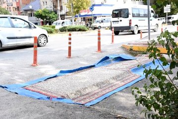 Caddede koca bir alanı halıyla kapladı! Olay kadar nedeni de ilginç