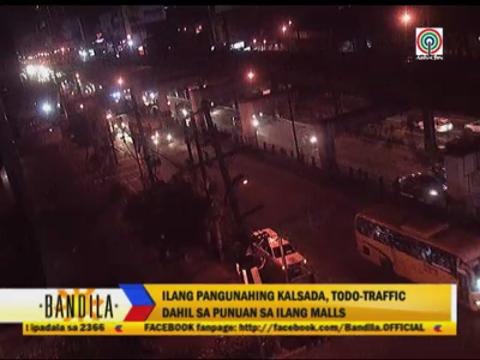 Traffic heavy near malls on payday Friday