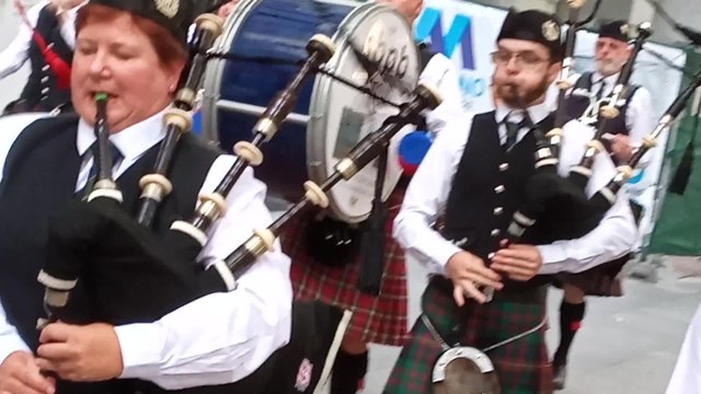 Banda escocesa de gaitas por las calles de Bilbao