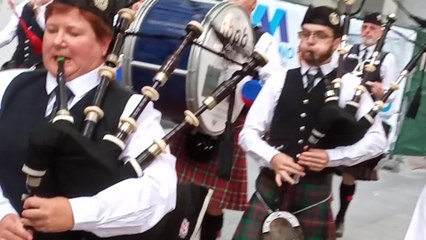 Banda escocesa de gaitas por las calles de Bilbao