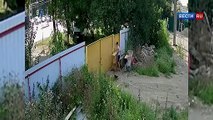 Deux petits garçons volent une brouette sur un chantier à Beloretchensk, en Russie