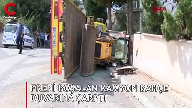 Freni boşalan kamyon bahçe duvarına çarptı