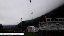 Un hélicoptère pour installer les poteaux d'éclairage sur le stade de Nantua