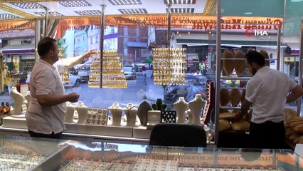 Bu Kuyumcuya 'Altın' Almaya Gelen ‘Ekmek’ Alıp Çıkıyor