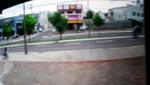 Vídeo mostra homem indo embora com moto furtada na Av. Rocha Pombo