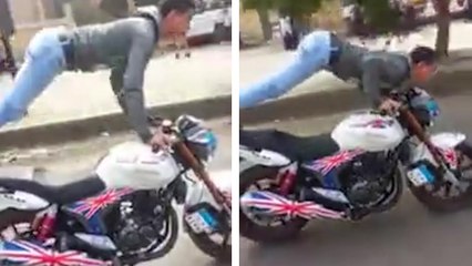 Il s'amuse à faire des pompes tout en roulant sur sa moto jusqu'à ce que...