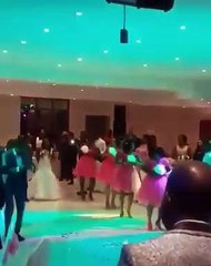 Cette réception est vraiment chic. Admirez la chorégraphie des demoiselles d'honneurs !