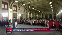 López Obrador muestra cámara con la que espiaban en Palacio Nacional