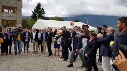 Chambéry :  des tirs symboliques dans une cage de handball