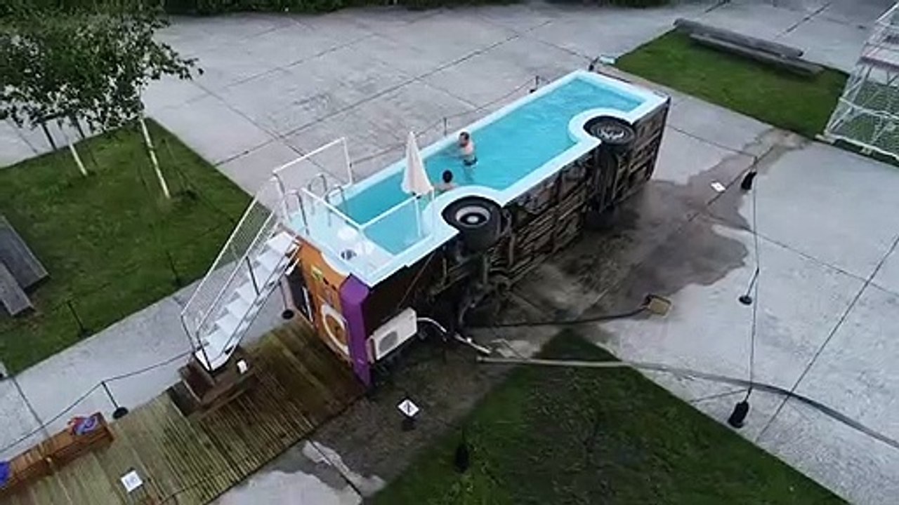 Ce bus a été transformé en une piscine publique et gratuite par Benedetto Bufalino