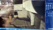 Vídeo: Após arrombamento, ladrão faz quatro viagens para carregar objetos furtados