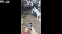 Cette naine danse pour un homme sans jambe dans la rue !