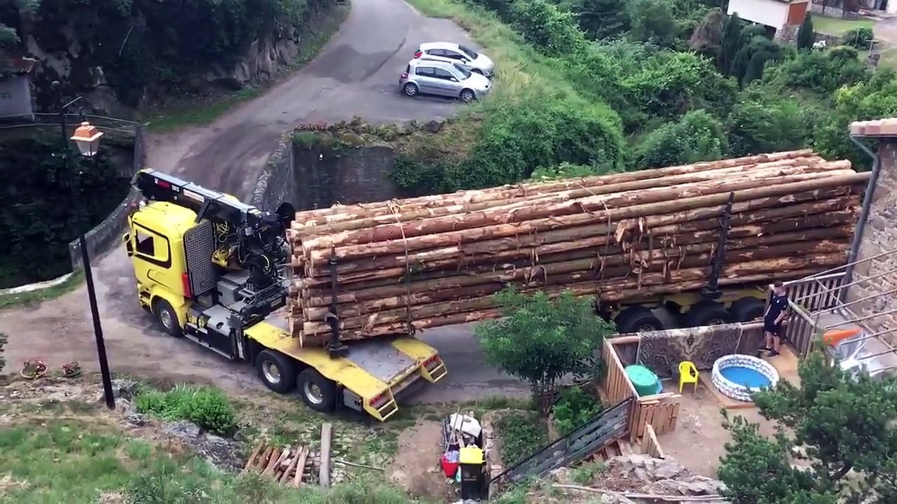 Ce chauffeur de camion réussit l'impossible en passant sur ce tout petit pont !!