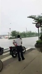 Quand il pleut à 1 mètre devant vous façon deluge, mais pas sur vous