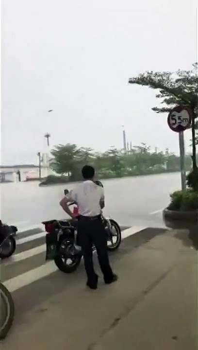 Quand il pleut à 1 mètre devant vous façon deluge, mais pas sur vous