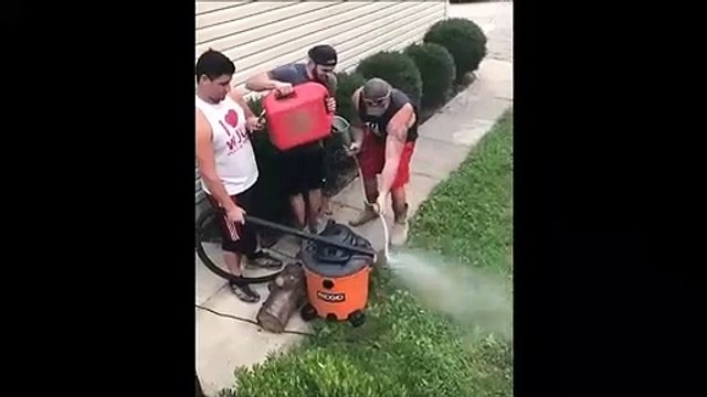 Ces débiles fabriquent un lance-flammes mais ça tourne mal pour eux