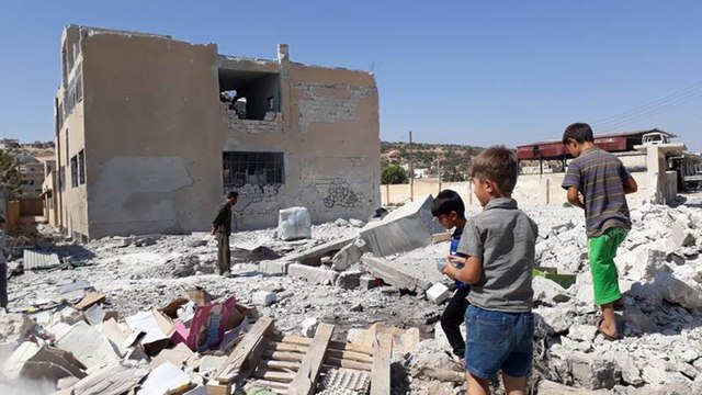 نظام أسد يدمر مئات المدارس شمال سوريا ويحرم 350 ألف طفل من التعليم - هنا سوريا