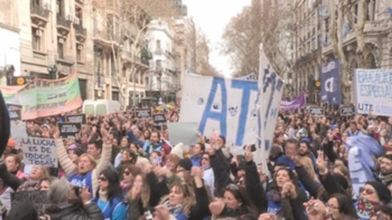 Los docentes argentino realizan paro nacional por reclamos en medio de la crisis