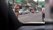 Policial militar para o trânsito para idosa poder atravessar na faixa de pedestres