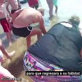 Una sorpresa se llevaron varios bañistas al encontrar una enorme medusa en la playa, sin pensarlo intentaron regresarla al mar pero era tan pesada que no les resutó tan fácil...