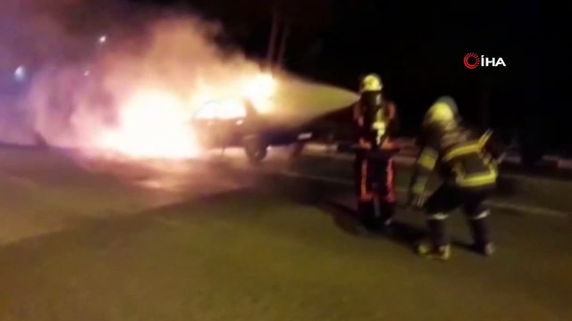 Seyir halindeki otomobil alev alev böyle yandı
