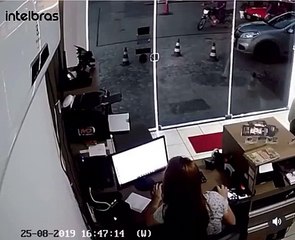 Ce motard tente d'impressionner une meuf à son boulot