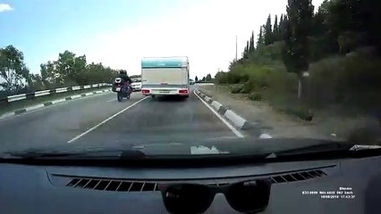 Dépassement d'un motard imprudent (Crimée)