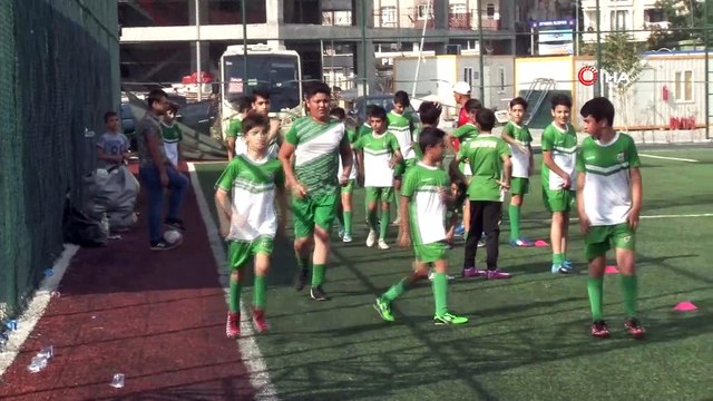 Futbolcuların antrenmanını izledi, soyunma odasındaki eşyaları çaldı...O anlar kamerada