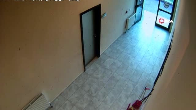 Futbolcuların antrenmanını izledi, soyunma odasındaki eşyaları çaldı...O anlar kamerada