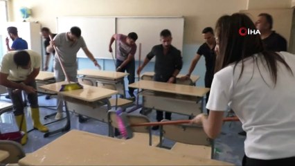 Hakkari’de müdür, öğretmen ve veliler okul temizledi