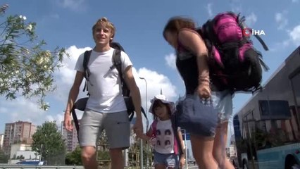 Avrupalı çiftin 5 yaşındaki kızları ile aile boyu otostop serüveni