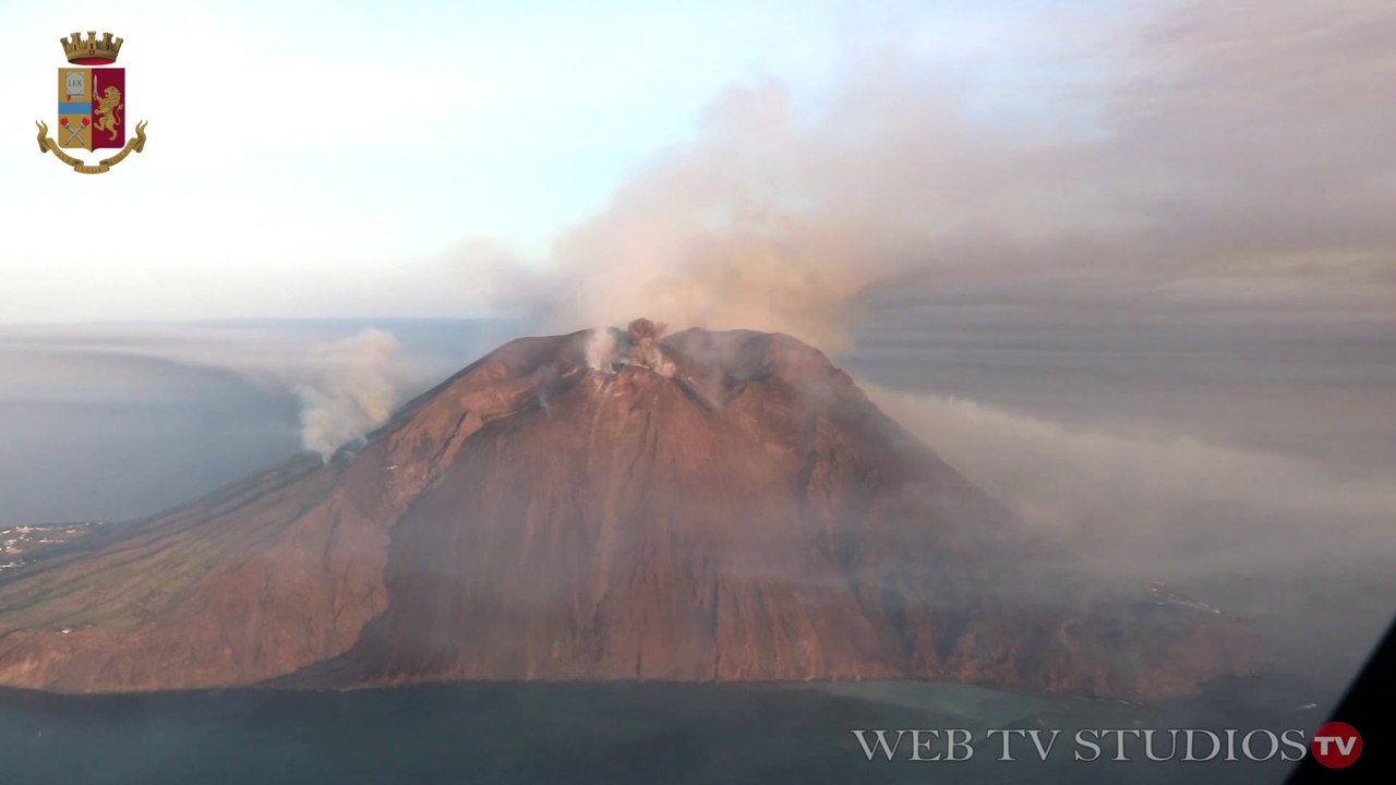 Stromboli: colonna di fumo dal Vulcano, il sorvolo con l’elicottero della Polizia di Stato