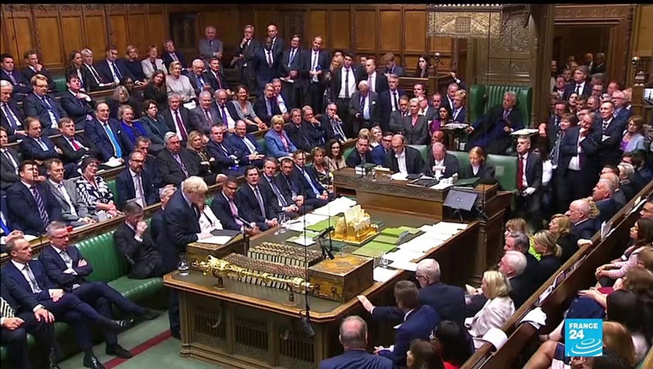 Boris Johnson refuse un report du Brexit et sou...