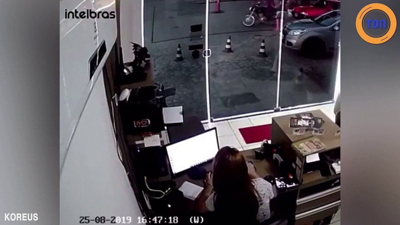 Un motard essaie d'impressionner une fille... ça va mal tourner !