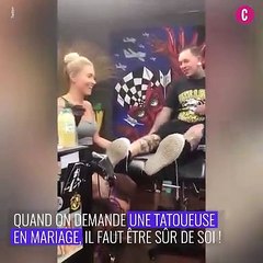Un homme demande sa copine tatoueuse en mariage