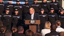 شاهد: شرطية تتعرض لوعكة صحية خلال كلمة لرئيس الوزراء جونسون