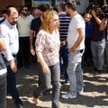 HDP'li vekil, Diyarbakır İl Başkanlığı önünde oturma eylemi yapan ailelere selam verdi