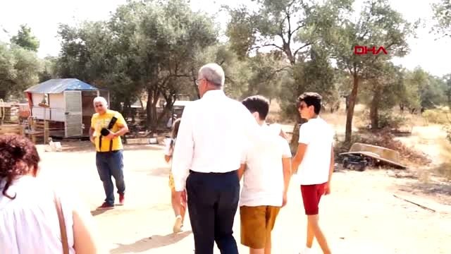 Mersin kitap satarak, aldıkları mamalarla sokak hayvanlarını beslediler