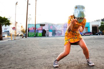 Mujer se vistió como dinosaurio en la boda de su hermana