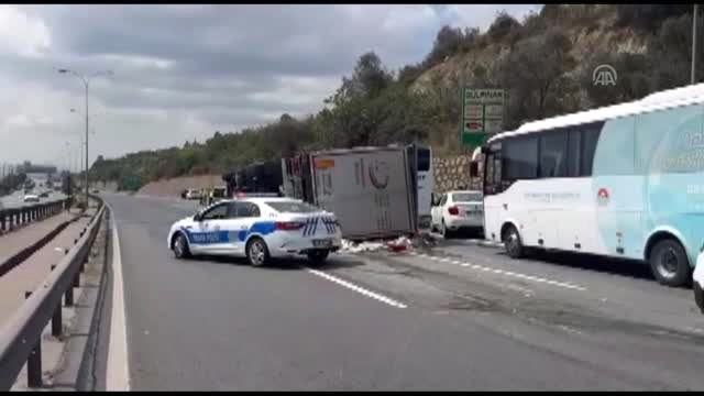 Anadolu Otoyolu'nda ambalajlı su yüklü tır devrildi