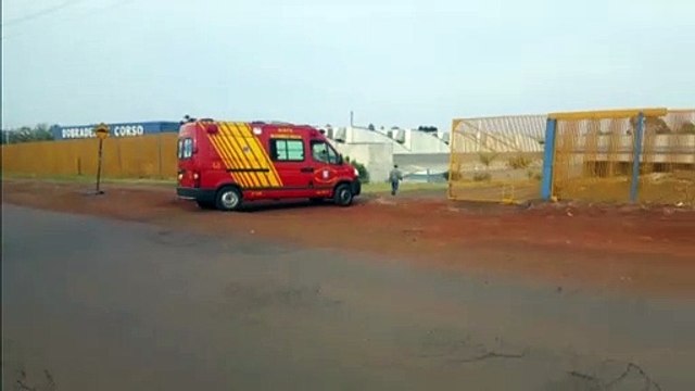 Homem tem lesões graves ao ser atingido por barra de ferro em empresa, no Brasmadeira