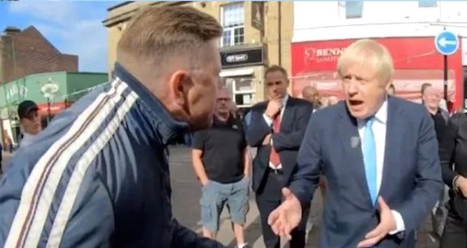 İngiltere Başbakanı Boris Johnson, Leeds sokaklarında bir vatandaş tarafından protesto edildi