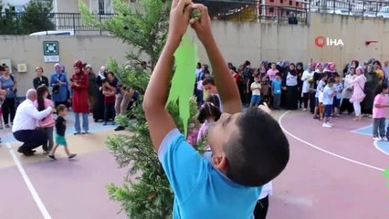 Kocaeli'de eğitime başlayacak 4 bin öğrenciye fidan dağıtıldı