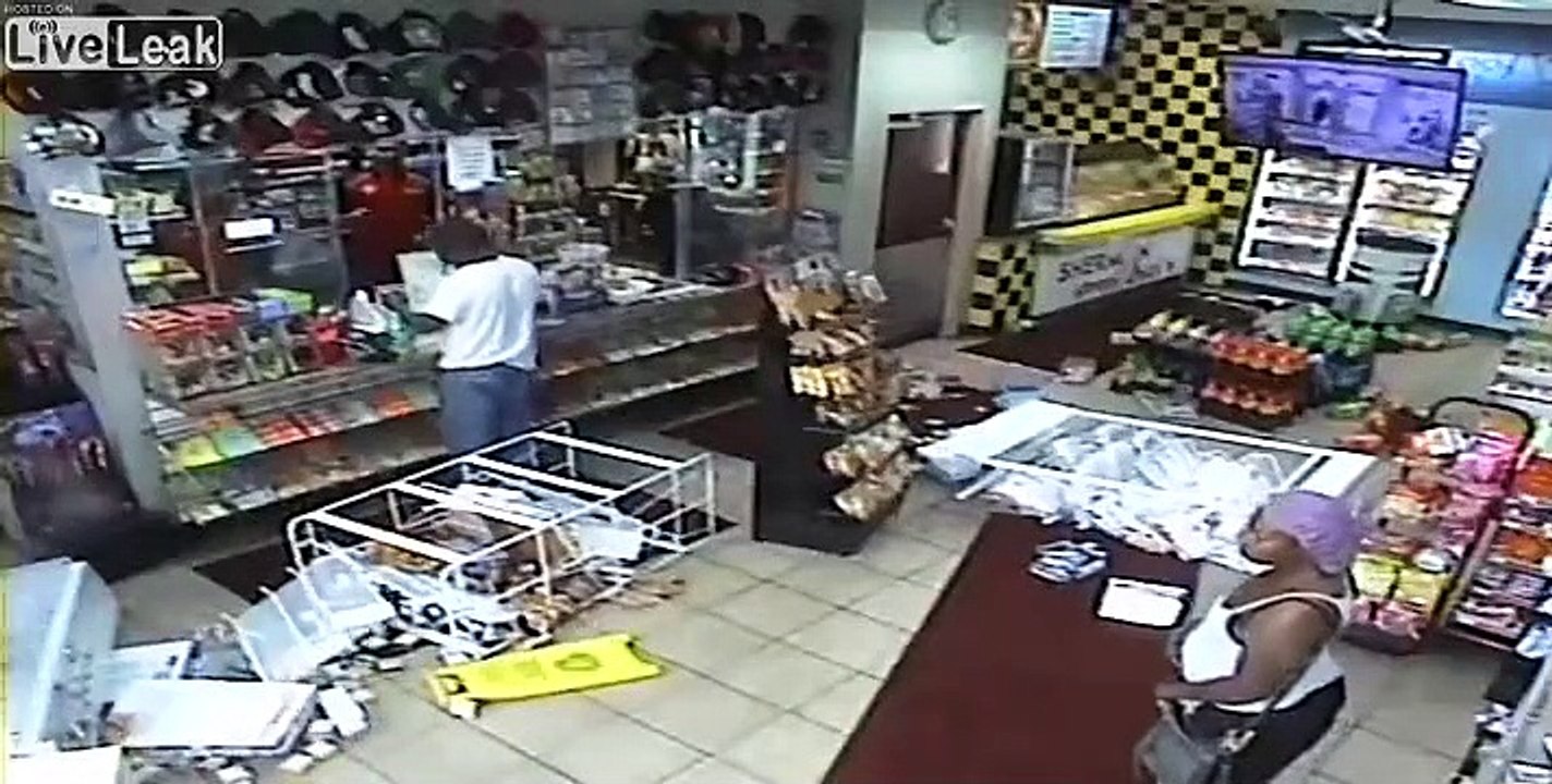 Woman goes ballistic in gas station after learning a $10 credit card charge will take 24 hours to reverse