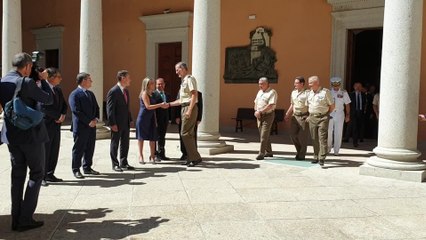 Felipe VI saluda a autoridades en su visita a Toledo