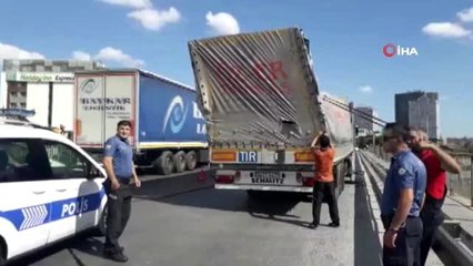- Küçükçekmece Basın Ekspres Yolu Papaz Köprüsünde iplik yüklü tırın dorsesi yanlış yüklemeden...