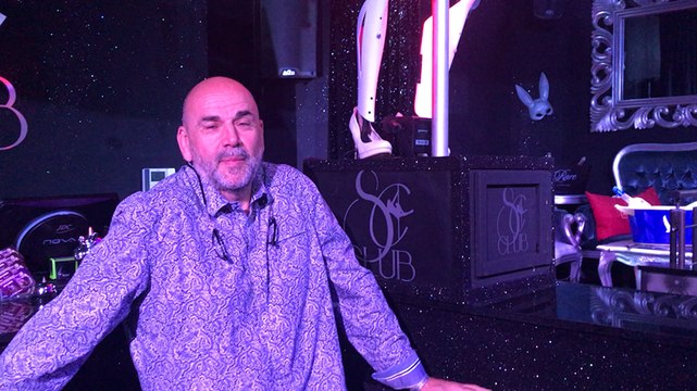 Dans le club nantais, deux robots font de la Pole dance