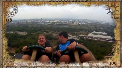 il rattrape un téléphone lâché par un inconnu dans des montagnes russes