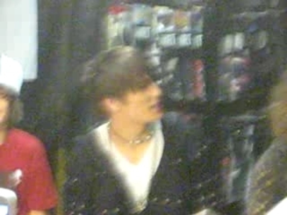 SEANCE DEDICASSE KILLERPILZE AUX GALERIES LAFAYETTE 2/02/08