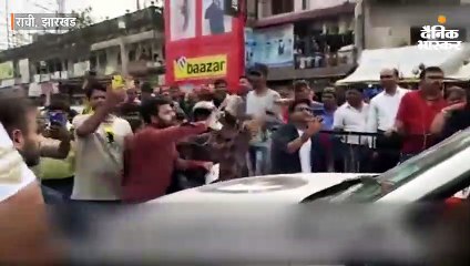 वैन में पुलिस बगैर सीट बेल्ट, पुलिस को नियम तोड़ता देख लोग बोले... पहले खुद तो पालन करो